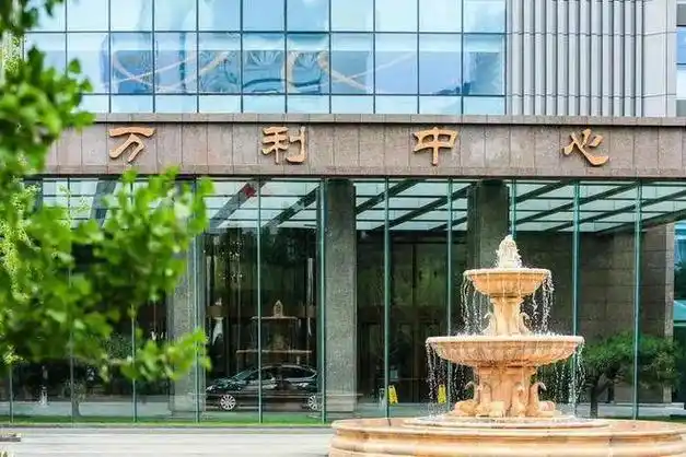 亚星研发团队讨论